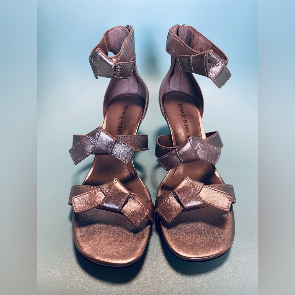 NWT Donald Pliner Metallic Sandals